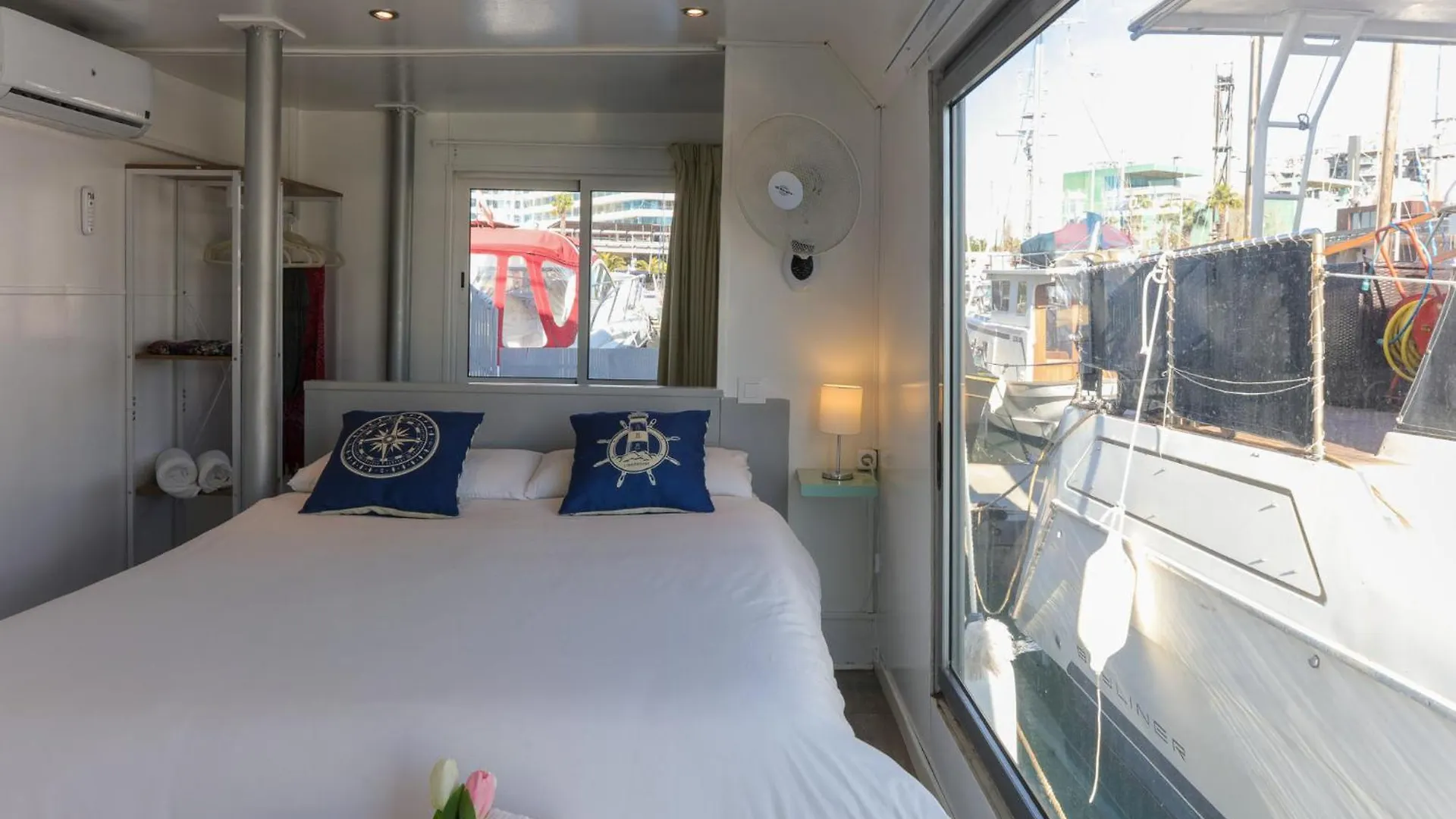 Botel Unique In Barcelona ! Catamaran With A Private Swimming Pool Hotel Sant Adria de Besos