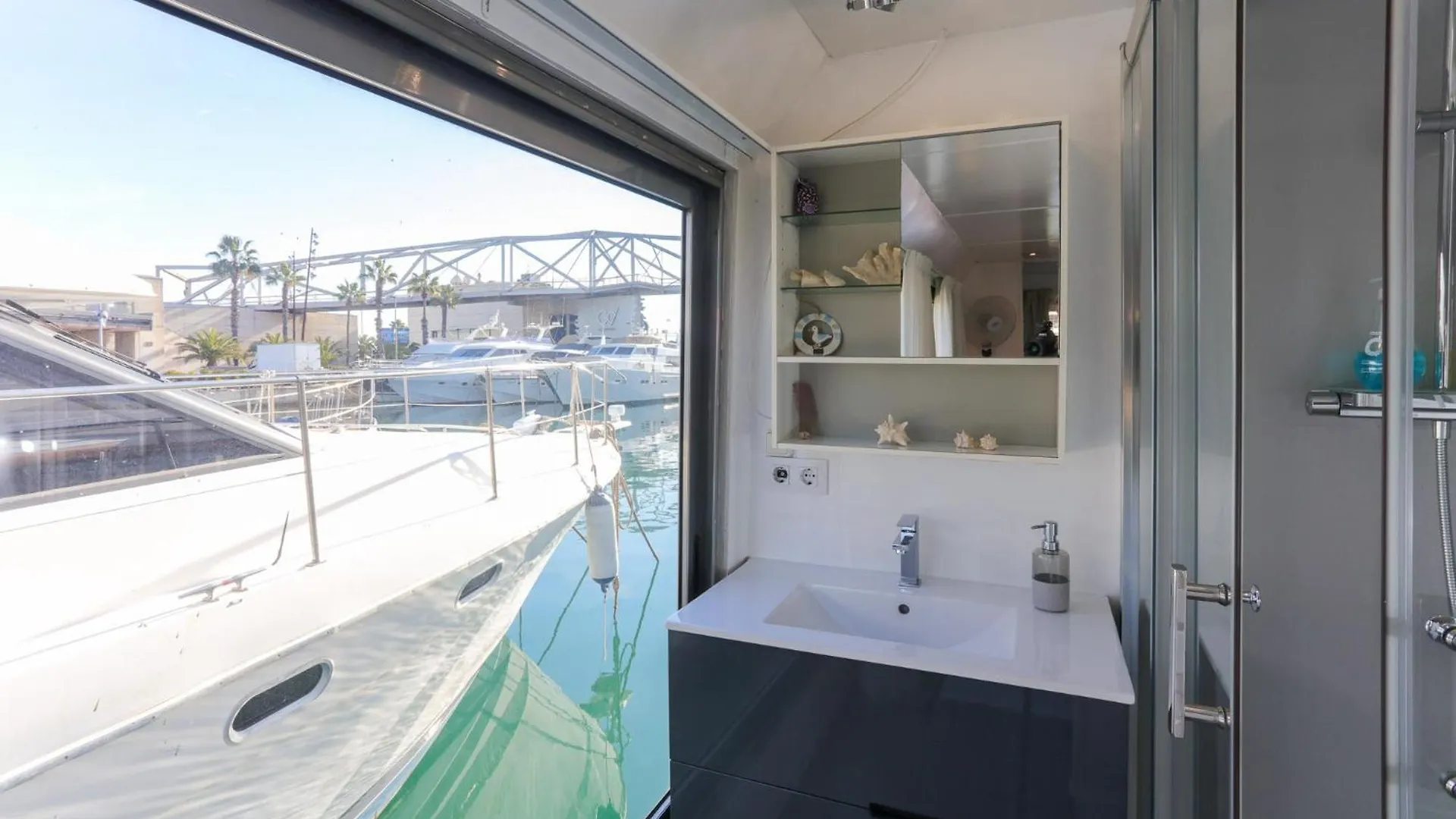 Unique In Barcelona ! Catamaran With A Private Swimming Pool Hotel Sant Adria de Besos 0*,