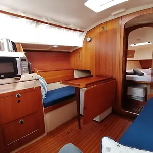 Cozy Sailboat In Barcelona!! No Showers Botel