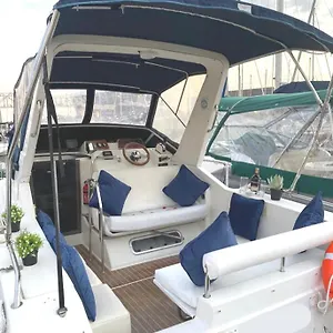 El Barco De Las Fiestas Botel