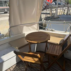 Barco El Marques Botel