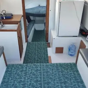 Boat To Sleep In Barcelona Hotel en barco