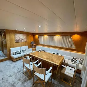 Yate Aloha Hotel en barco