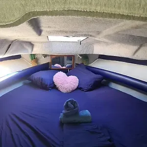 Boat To Sleep In Barcelona Hotel en barco
