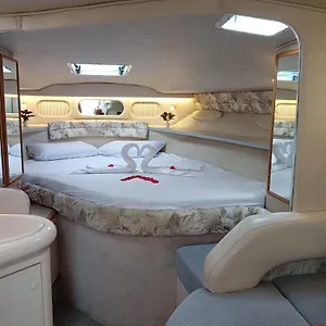 Diagonal Mar Sailboat Hotel en barco